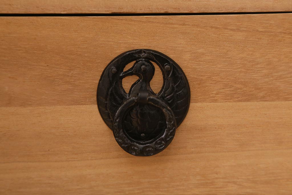 リメイク家具　岩谷堂箪笥　脚付きリメイク　杢目が美しい片開き戸付きのサイドボード(チェスト、引き出し、衣装箪笥)(R-040329)