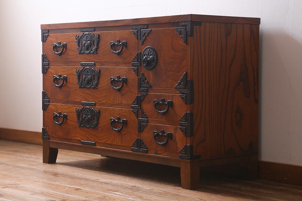 リメイク家具　岩谷堂箪笥　脚付きリメイク　杢目が美しい片開き戸付きのサイドボード(チェスト、引き出し、衣装箪笥)(R-040329)