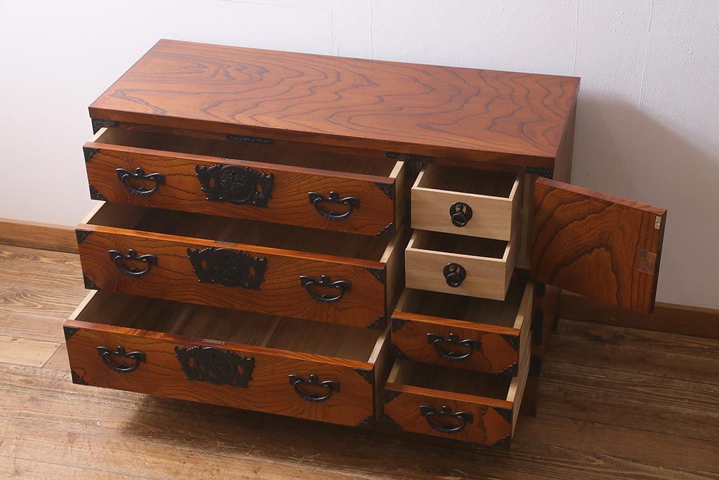 リメイク家具　岩谷堂箪笥　脚付きリメイク　杢目が美しい片開き戸付きのサイドボード(チェスト、引き出し、衣装箪笥)(R-040329)