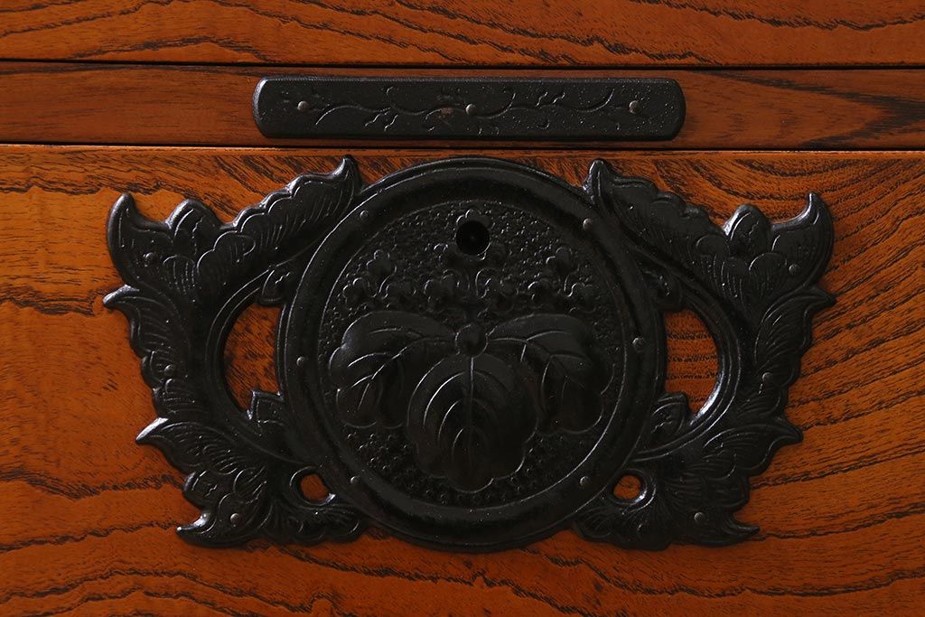 リメイク家具　岩谷堂箪笥　脚付きリメイク　杢目が美しい片開き戸付きのサイドボード(チェスト、引き出し、衣装箪笥)(R-040329)