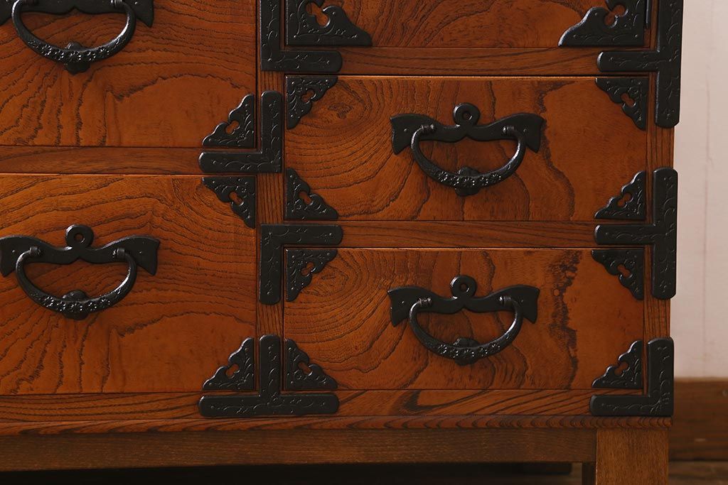 リメイク家具　岩谷堂箪笥　脚付きリメイク　杢目が美しい片開き戸付きのサイドボード(チェスト、引き出し、衣装箪笥)(R-040329)