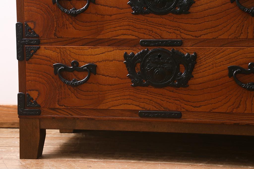 リメイク家具　岩谷堂箪笥　脚付きリメイク　杢目が美しい片開き戸付きのサイドボード(チェスト、引き出し、衣装箪笥)(R-040329)