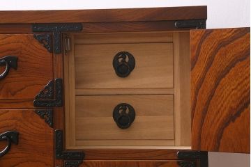 リメイク家具　岩谷堂箪笥　脚付きリメイク　杢目が美しい片開き戸付きのサイドボード(チェスト、引き出し、衣装箪笥)(R-040329)