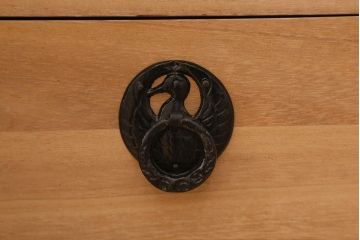 リメイク家具　岩谷堂箪笥　脚付きリメイク　杢目が美しい片開き戸付きのサイドボード(チェスト、引き出し、衣装箪笥)(R-040329)