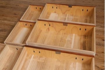 リメイク家具　岩谷堂箪笥　脚付きリメイク　杢目が美しい片開き戸付きのサイドボード(チェスト、引き出し、衣装箪笥)(R-040329)