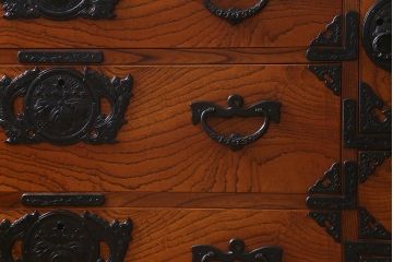 リメイク家具　岩谷堂箪笥　脚付きリメイク　杢目が美しい片開き戸付きのサイドボード(チェスト、引き出し、衣装箪笥)(R-040329)