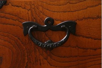 リメイク家具　岩谷堂箪笥　脚付きリメイク　杢目が美しい片開き戸付きのサイドボード(チェスト、引き出し、衣装箪笥)(R-040329)