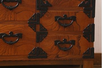 リメイク家具　岩谷堂箪笥　脚付きリメイク　杢目が美しい片開き戸付きのサイドボード(チェスト、引き出し、衣装箪笥)(R-040329)