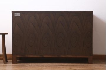 リメイク家具　岩谷堂箪笥　脚付きリメイク　杢目が美しい片開き戸付きのサイドボード(チェスト、引き出し、衣装箪笥)(R-040329)