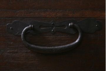 アンティーク家具　和製アンティーク　鉄脚付リメイク　古い趣とスタイリッシュさを併せもつ箪笥ローボード(リビングボード、和タンス)(R-040330)