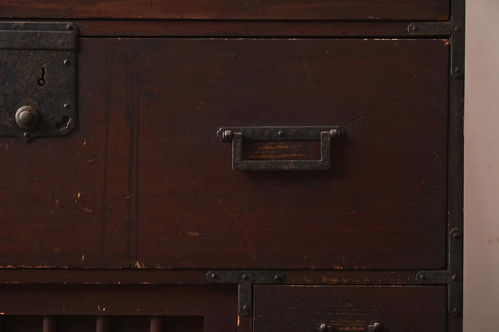 アンティーク家具　和製アンティーク　江戸明治期　ヒノキ材製　古いものならではの質感が風情溢れる帳場箪笥(収納棚、引き出し、時代箪笥)(R-040334)