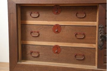 アンティーク家具　明治大正期　ヒノキ材　存在感抜群!横桟が目を惹く重ね水屋箪笥(収納棚、戸棚)(R-040380)