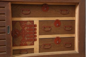 アンティーク家具　明治大正期　ヒノキ材　存在感抜群!横桟が目を惹く重ね水屋箪笥(収納棚、戸棚)(R-040380)