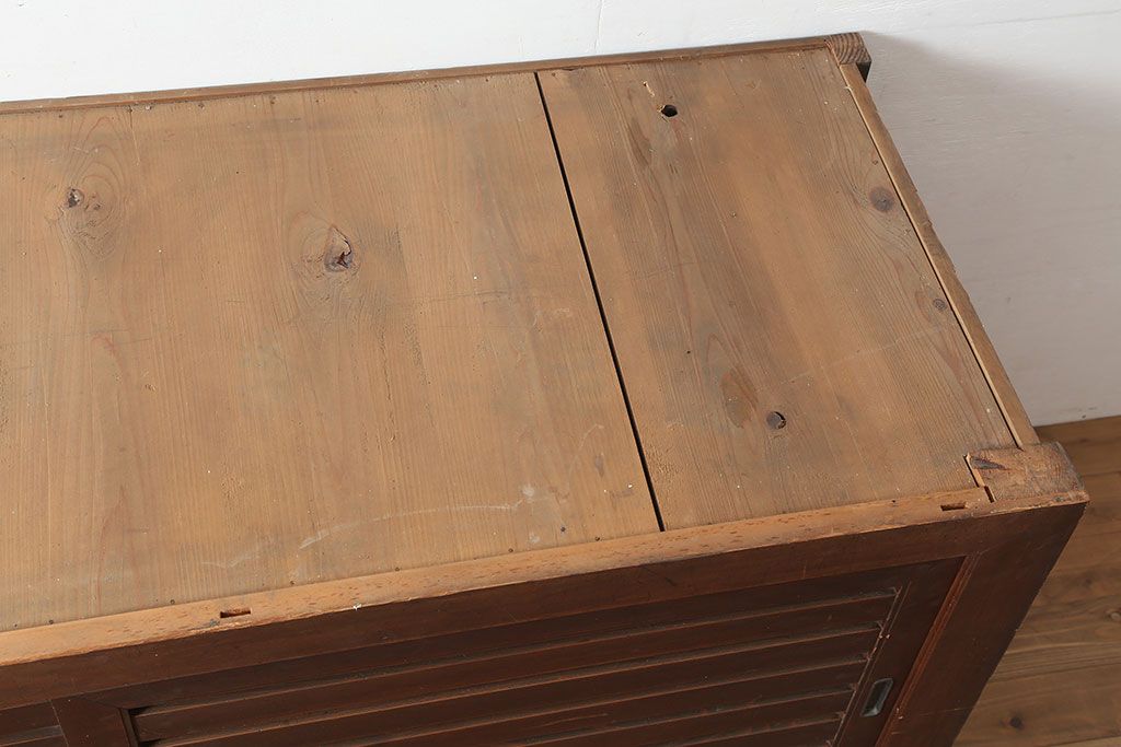 アンティーク家具　明治大正期　ヒノキ材　存在感抜群!横桟が目を惹く重ね水屋箪笥(収納棚、戸棚)(R-040380)