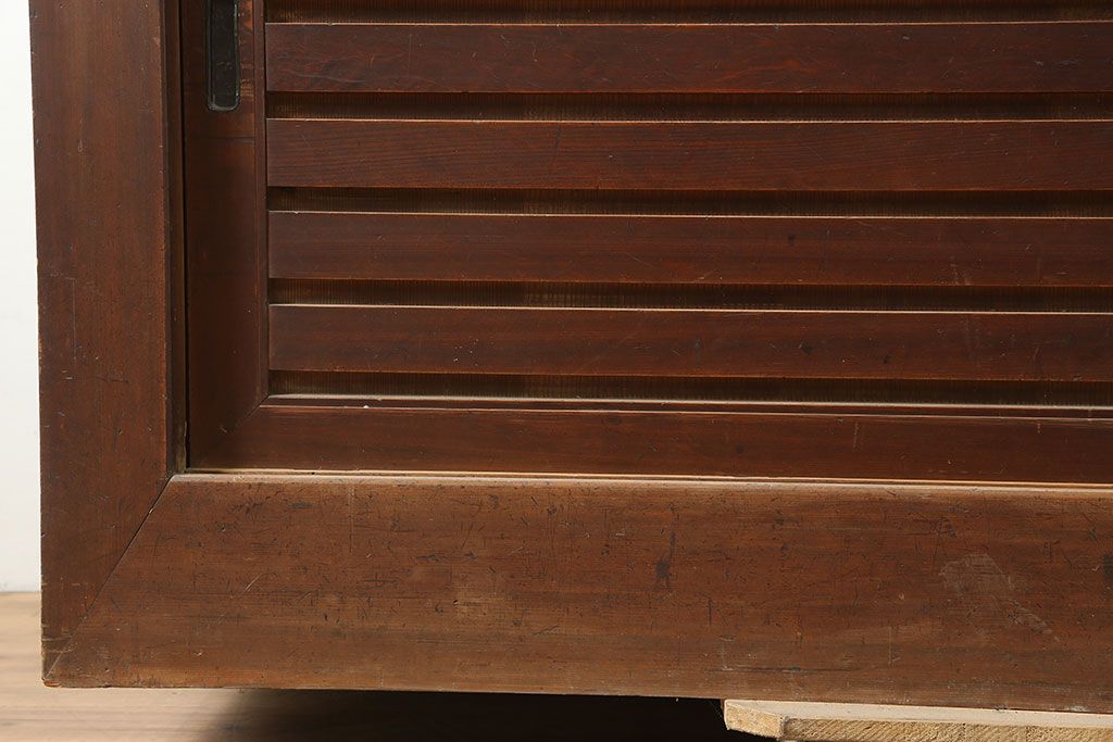 アンティーク家具　明治大正期　ヒノキ材　存在感抜群!横桟が目を惹く重ね水屋箪笥(収納棚、戸棚)(R-040380)