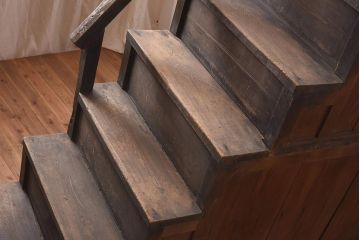 アンティーク家具　ヒノキ材　手すり付き　和の空間を引き立てる階段箪笥(時代箪笥)(R-040388)