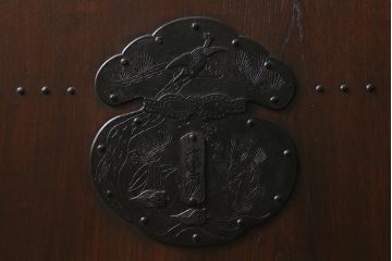 アンティーク建具　明治大正期　総ケヤキ材一枚板　珍しい小振りサイズの蔵戸　(R-040390)