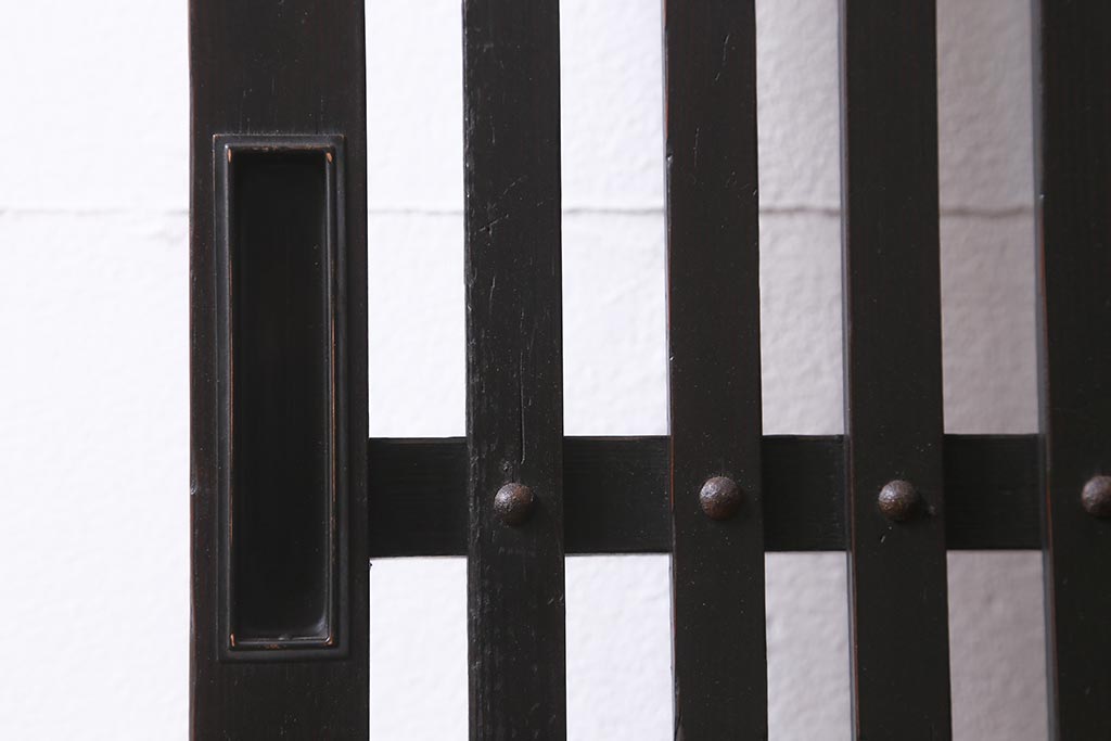 アンティーク建具　大正期　しっかり厚みのある鋲と美しい縦桟が魅力の格子戸1枚(引き戸、建具)(R-040391)