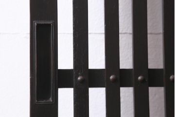 アンティーク建具　大正期　しっかり厚みのある鋲と美しい縦桟が魅力の格子戸1枚(引き戸、建具)(R-040391)
