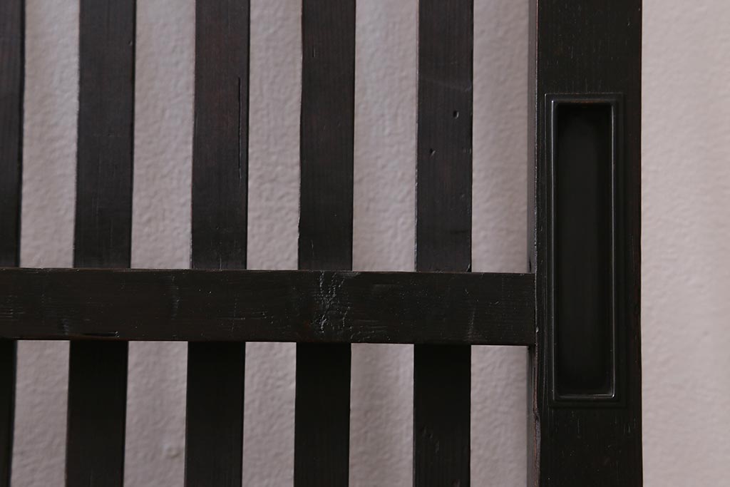 アンティーク建具　大正期　しっかり厚みのある鋲と美しい縦桟が魅力の格子戸1枚(引き戸、建具)(R-040391)