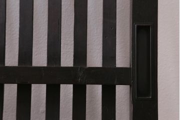 アンティーク建具　大正期　しっかり厚みのある鋲と美しい縦桟が魅力の格子戸1枚(引き戸、建具)(R-040391)