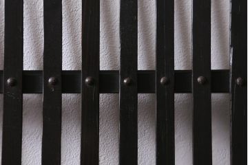 アンティーク建具　大正期　しっかり厚みのある鋲と美しい縦桟が魅力の格子戸1枚(引き戸、建具)(R-040391)