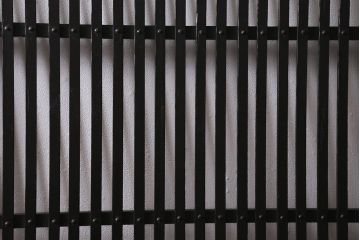 アンティーク建具　大正期　しっかり厚みのある鋲と美しい縦桟が魅力の格子戸1枚(引き戸、建具)(R-040391)