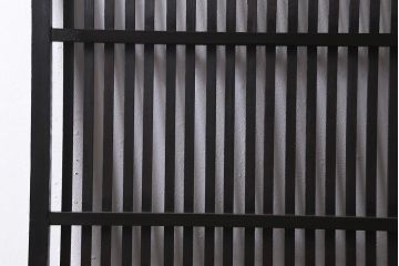 アンティーク建具　大正期　しっかり厚みのある鋲と美しい縦桟が魅力の格子戸1枚(引き戸、建具)(R-040391)
