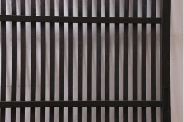 アンティーク建具　大正期　しっかり厚みのある鋲と美しい縦桟が魅力の格子戸1枚(引き戸、建具)(R-040391)