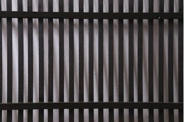 アンティーク建具　大正期　しっかり厚みのある鋲と美しい縦桟が魅力の格子戸1枚(引き戸、建具)(R-040391)