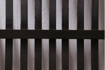 アンティーク建具　大正期　しっかり厚みのある鋲と美しい縦桟が魅力の格子戸1枚(引き戸、建具)(R-040391)