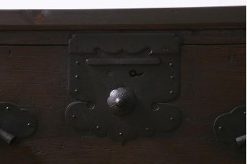 アンティーク家具　和製アンティーク　鉄脚リメイク　大きな蛭手が目を引く箪笥ローボード(衣装箪笥、チェスト、引き出し、リビングボード)(R-040393)