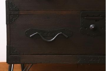 アンティーク家具　和製アンティーク　鉄脚リメイク　大きな蛭手が目を引く箪笥ローボード(衣装箪笥、チェスト、引き出し、リビングボード)(R-040393)