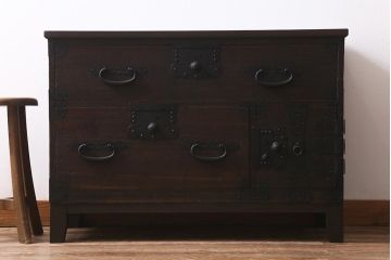 アンティーク家具　和製アンティーク　脚付きリメイク　鋲金具が存在感を引き立てる片開き戸付きの箪笥ローボード(衣装箪笥、チェスト、引き出し、リビングボード)(R-040394)