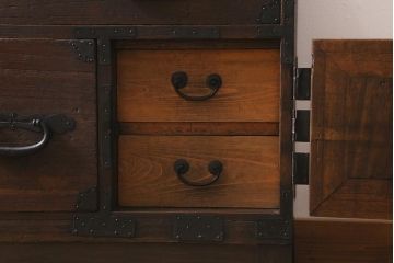 アンティーク家具　和製アンティーク　脚付きリメイク　鋲金具が存在感を引き立てる片開き戸付きの箪笥ローボード(衣装箪笥、チェスト、引き出し、リビングボード)(R-040394)