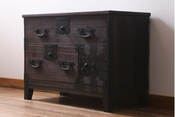 アンティーク家具　和製アンティーク　脚付きリメイク　鋲金具が存在感を引き立てる片開き戸付きの箪笥ローボード(衣装箪笥、チェスト、引き出し、リビングボード)(R-040394)