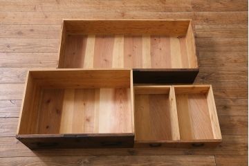 アンティーク家具　和製アンティーク　脚付きリメイク　鋲金具が存在感を引き立てる片開き戸付きの箪笥ローボード(衣装箪笥、チェスト、引き出し、リビングボード)(R-040394)