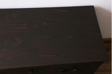 アンティーク家具　和製アンティーク　脚付きリメイク　鋲金具が存在感を引き立てる片開き戸付きの箪笥ローボード(衣装箪笥、チェスト、引き出し、リビングボード)(R-040394)