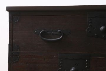 アンティーク家具　和製アンティーク　脚付きリメイク　鋲金具が存在感を引き立てる片開き戸付きの箪笥ローボード(衣装箪笥、チェスト、引き出し、リビングボード)(R-040394)
