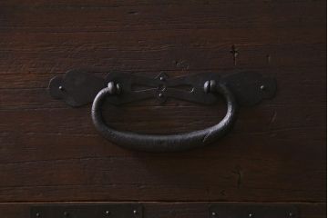 アンティーク家具　和製アンティーク　脚付きリメイク　鋲金具が存在感を引き立てる片開き戸付きの箪笥ローボード(衣装箪笥、チェスト、引き出し、リビングボード)(R-040394)