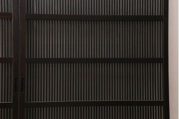 アンティーク建具　大正昭和期　光をやさしく取り込む格子戸2枚セット(建具、引き戸、玄関戸)(R-040398)
