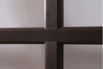 アンティーク建具　框ヒノキ材　腰板ケヤキ材　和モダンな印象のガラス入り格子蔵戸(建具、引き戸、玄関戸)(R-040401)