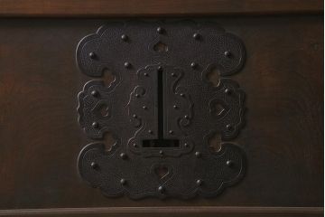 アンティーク建具　框ヒノキ材　腰板ケヤキ材　和モダンな印象のガラス入り格子蔵戸(建具、引き戸、玄関戸)(R-040401)