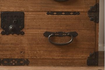 アンティーク家具　和製アンティーク　明治期　前面桐材　使い込また風合いが魅力的な会津重ね箪笥(時代箪笥、衣装箪笥、ローボード、桐箪笥、桐たんす)(R-040408)