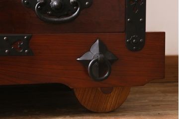 ビンテージ家具　工芸家具　高級品　ケヤキ材製　漆塗りの美しさが目を引く車箪笥(小タンス、チェスト、戸棚、引き出し、ヴィンテージ)(定価約140万円)(R-040413)