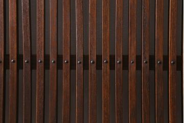 アンティーク建具　和製アンティーク　明治期　総ケヤキ材　巾着金具　風格漂う小振りな蔵戸(引き戸、建具、格子蔵戸、玄関戸)(R-040415)