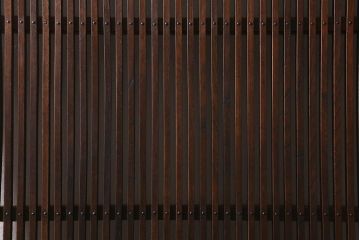 アンティーク建具　和製アンティーク　明治期　総ケヤキ材　巾着金具　風格漂う小振りな蔵戸(引き戸、建具、格子蔵戸、玄関戸)(R-040415)