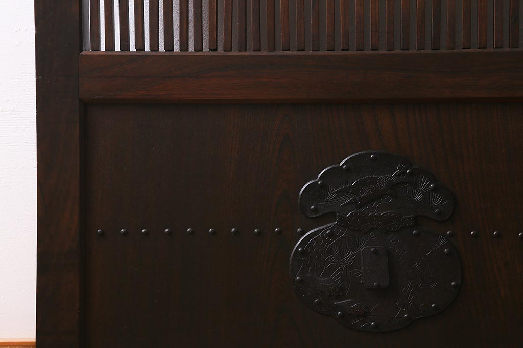 アンティーク建具　和製アンティーク　明治期　総ケヤキ材　巾着金具　風格漂う小振りな蔵戸(引き戸、建具、格子蔵戸、玄関戸)(R-040415)