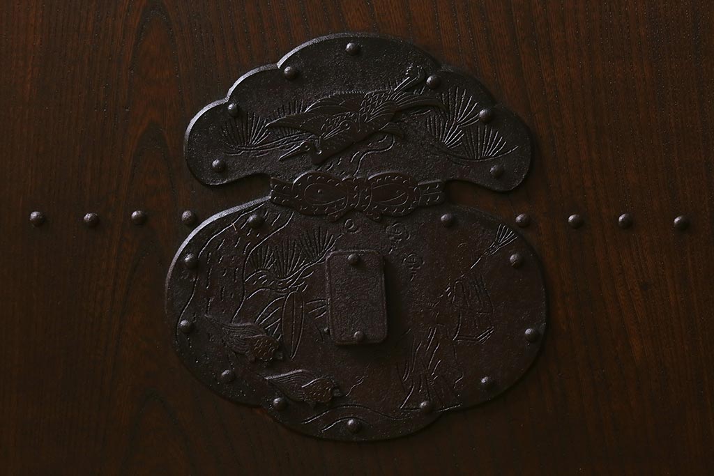 アンティーク建具　和製アンティーク　明治期　総ケヤキ材　巾着金具　風格漂う小振りな蔵戸(引き戸、建具、格子蔵戸、玄関戸)(R-040415)