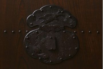 アンティーク建具　和製アンティーク　明治期　総ケヤキ材　巾着金具　風格漂う小振りな蔵戸(引き戸、建具、格子蔵戸、玄関戸)(R-040415)